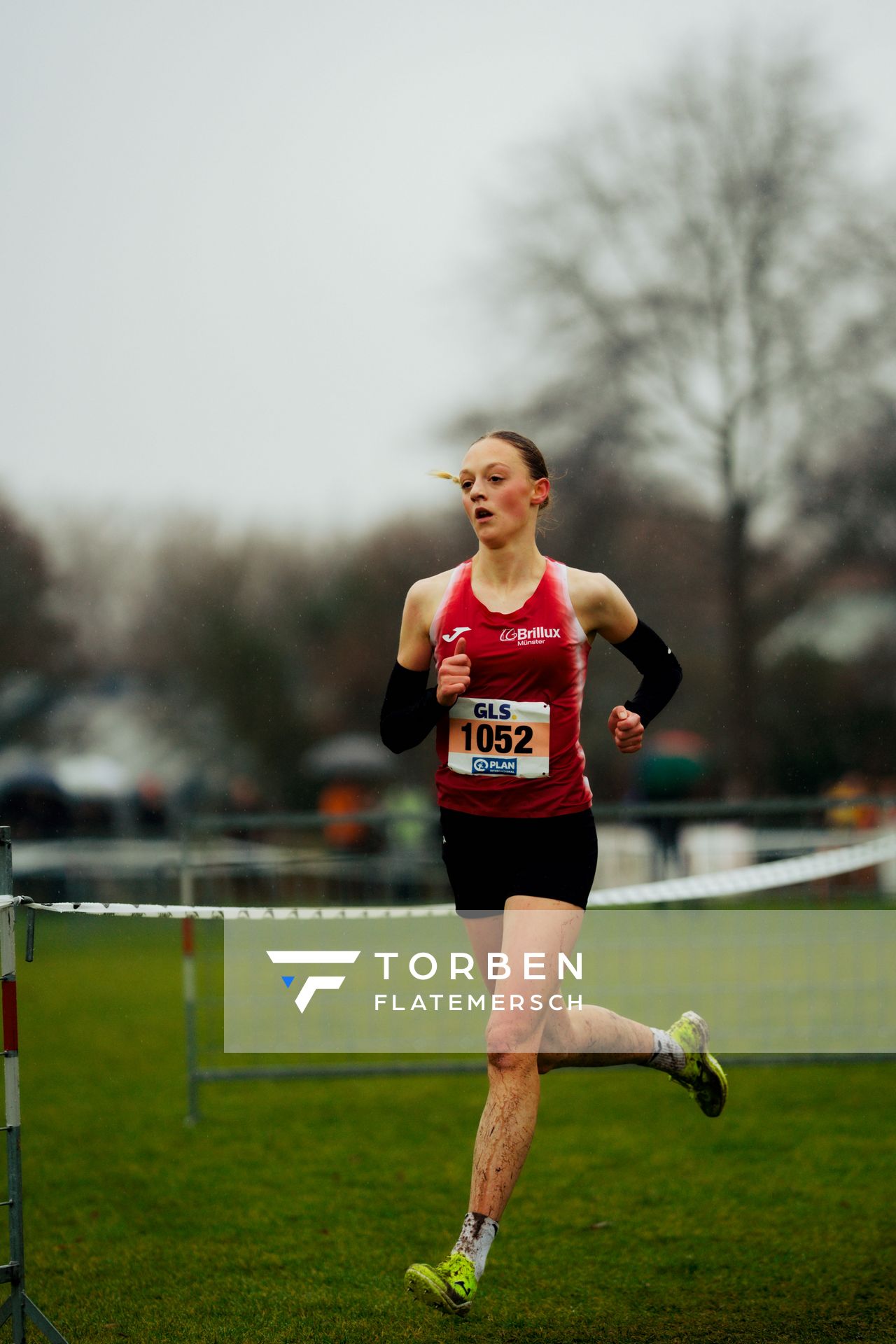 Nele Heymann (LG Brillux Münster) im Lauf L09 - Frauen, U23 Langstrecke bei den Deutschen Meisterschaften im Crosslauf auf dem Sportgelände Bürgerpark Nord am 30.11.2025 in Darmstadt