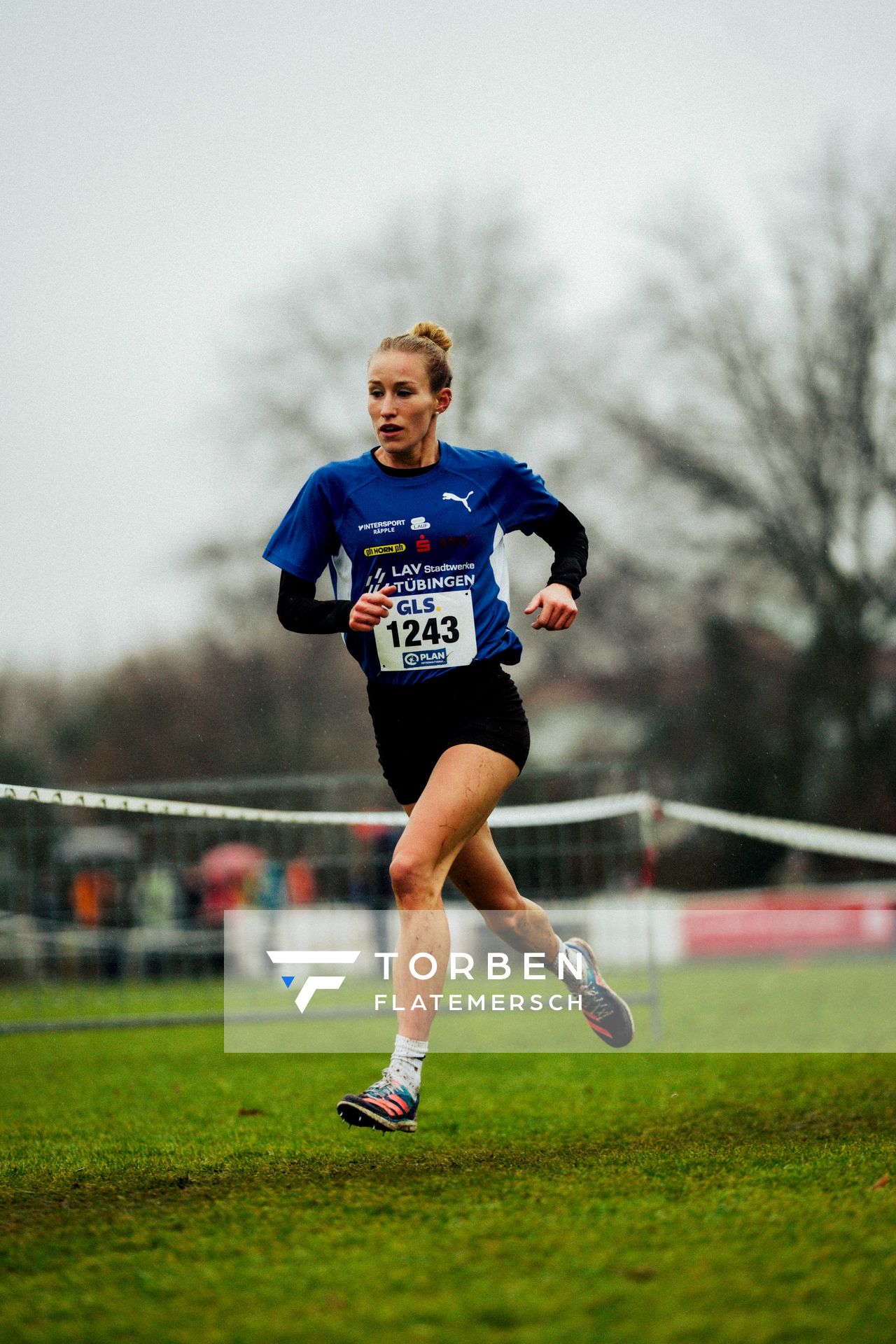Antonia Schiel (LAV Stadtwerke Tübingen) im Lauf L09 - Frauen, U23 Langstrecke bei den Deutschen Meisterschaften im Crosslauf auf dem Sportgelände Bürgerpark Nord am 30.11.2025 in Darmstadt
