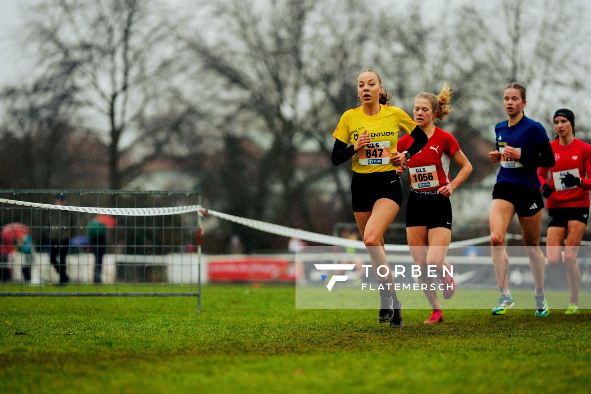 Carolin Hinrichs (VfL Löningen) im Lauf L09 - Frauen, U23 Langstrecke bei den Deutschen Meisterschaften im Crosslauf auf dem Sportgelände Bürgerpark Nord am 30.11.2025 in Darmstadt
