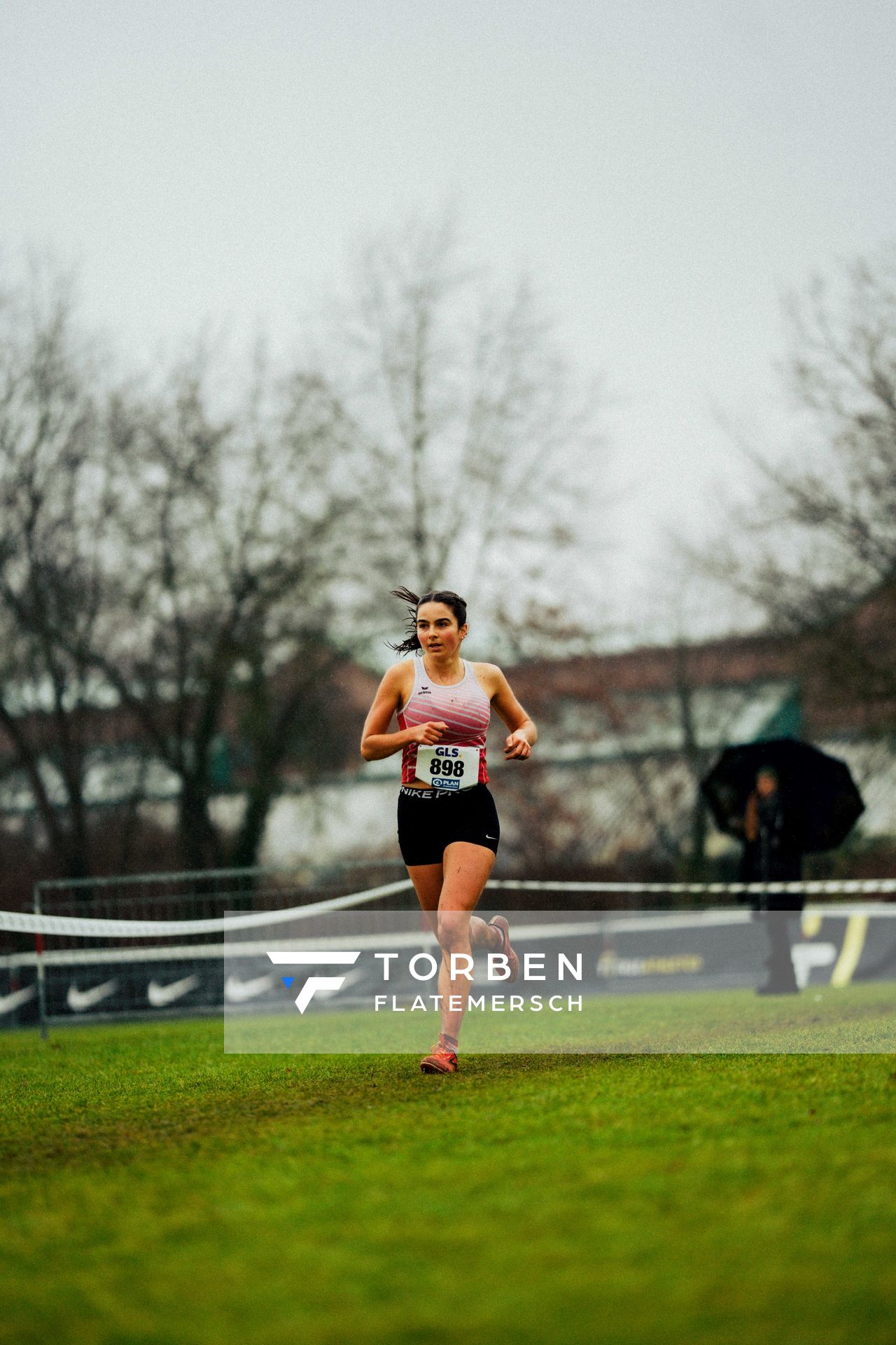 Jessica Keller (TG Worms) im Lauf L09 - Frauen, U23 Langstrecke bei den Deutschen Meisterschaften im Crosslauf auf dem Sportgelände Bürgerpark Nord am 30.11.2025 in Darmstadt