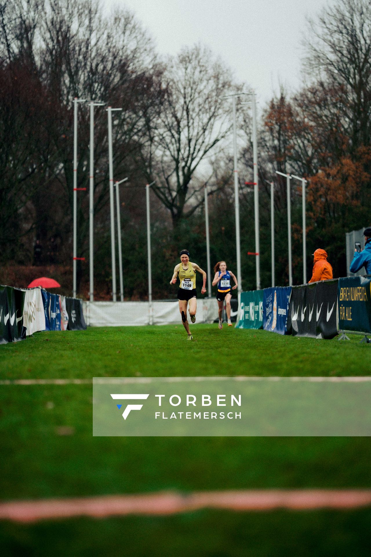 Elena Burkard (LG farbtex Nordschwarzwald) im Lauf L09 - Frauen, U23 Langstrecke bei den Deutschen Meisterschaften im Crosslauf auf dem Sportgelände Bürgerpark Nord am 30.11.2025 in Darmstadt