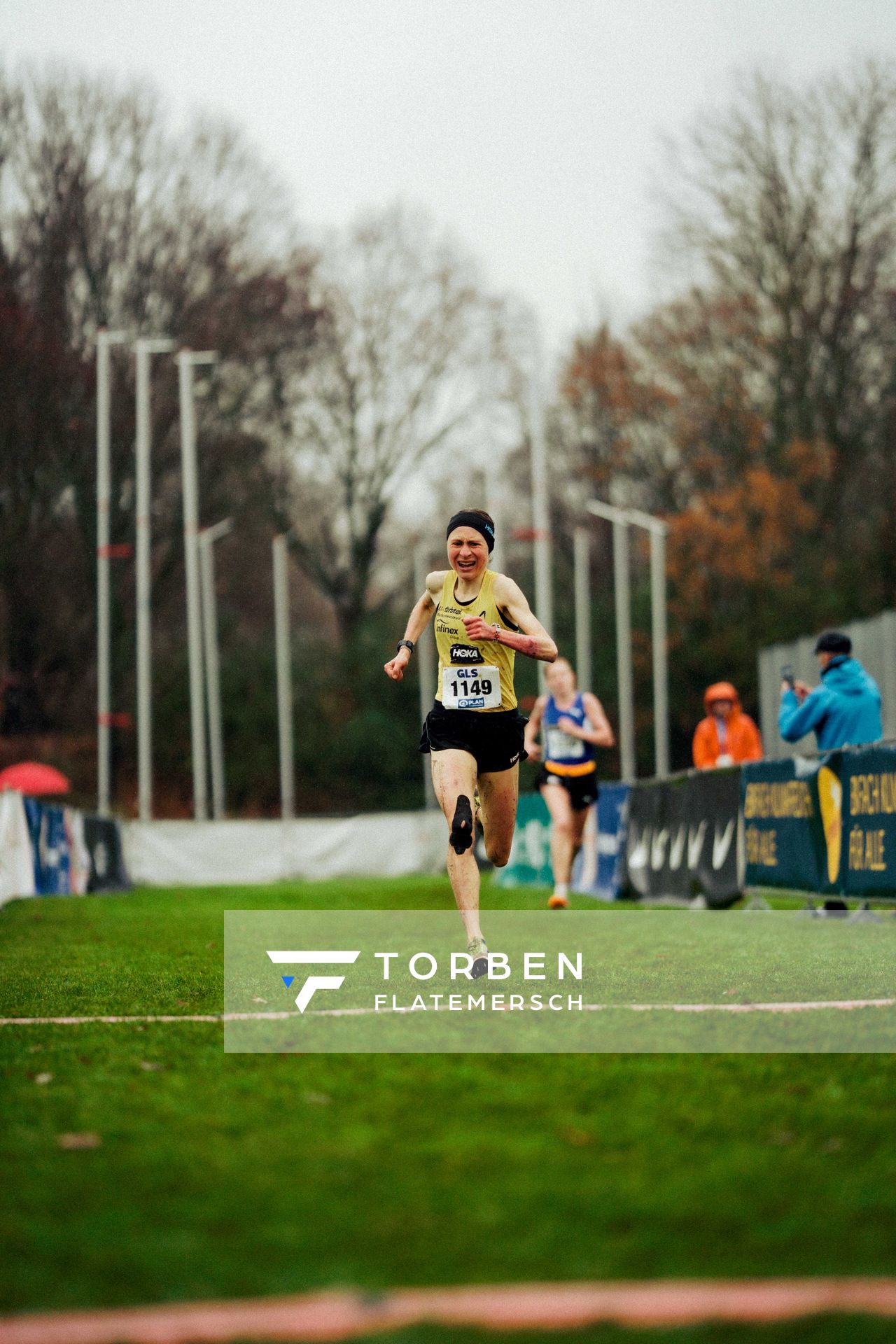 Elena Burkard (LG farbtex Nordschwarzwald) im Lauf L09 - Frauen, U23 Langstrecke bei den Deutschen Meisterschaften im Crosslauf auf dem Sportgelände Bürgerpark Nord am 30.11.2025 in Darmstadt
