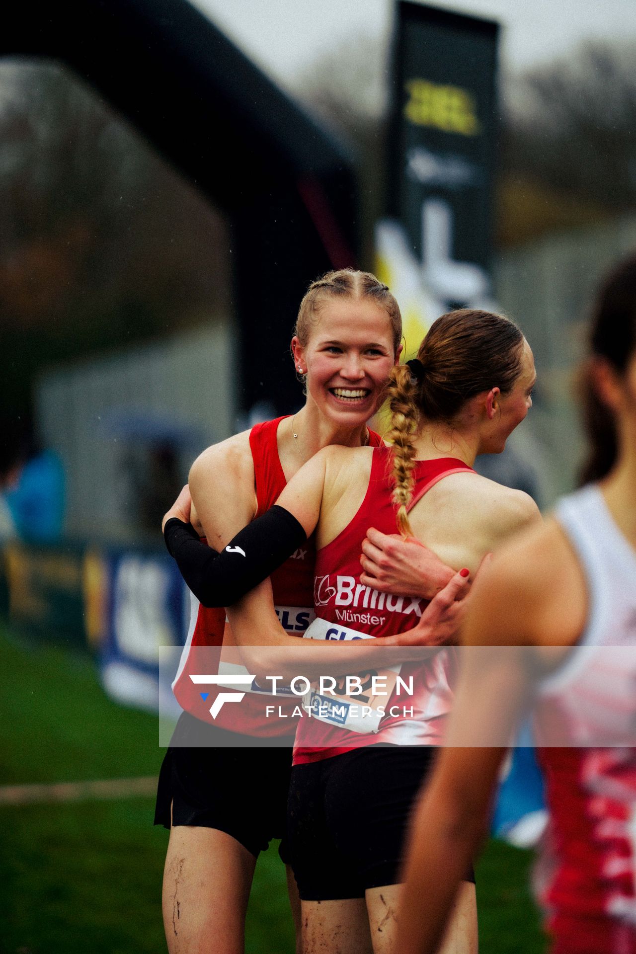 Pia Schlattmann (LG Brillux Münster), Nele Heymann (LG Brillux Münster) im Lauf L09 - Frauen, U23 Langstrecke bei den Deutschen Meisterschaften im Crosslauf auf dem Sportgelände Bürgerpark Nord am 30.11.2025 in Darmstadt