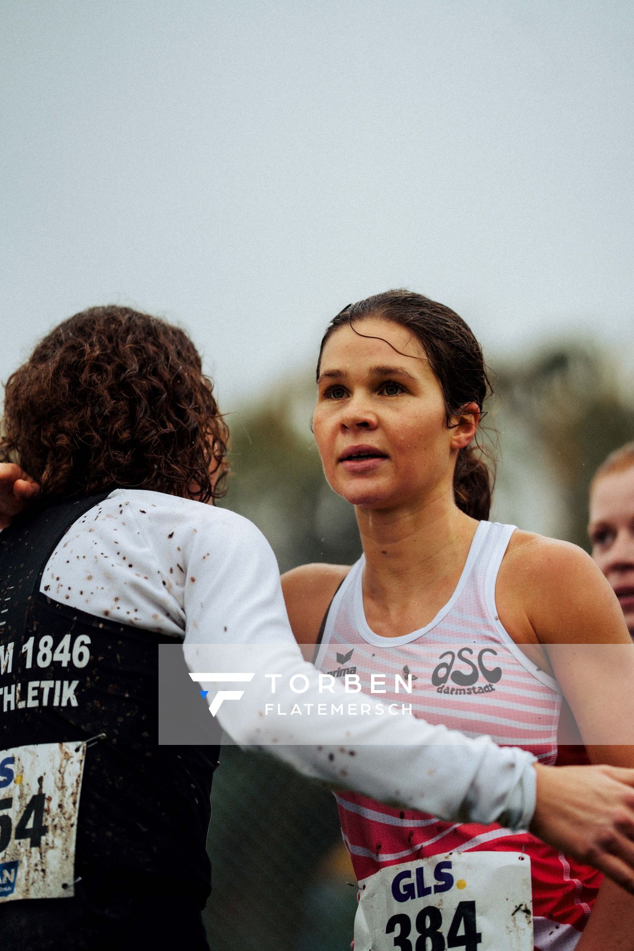 Lisa Tertsch (ASC Darmstadt), Alina Reh (SSV Ulm 1846) im Lauf L09 - Frauen, U23 Langstrecke bei den Deutschen Meisterschaften im Crosslauf auf dem Sportgelände Bürgerpark Nord am 30.11.2025 in Darmstadt