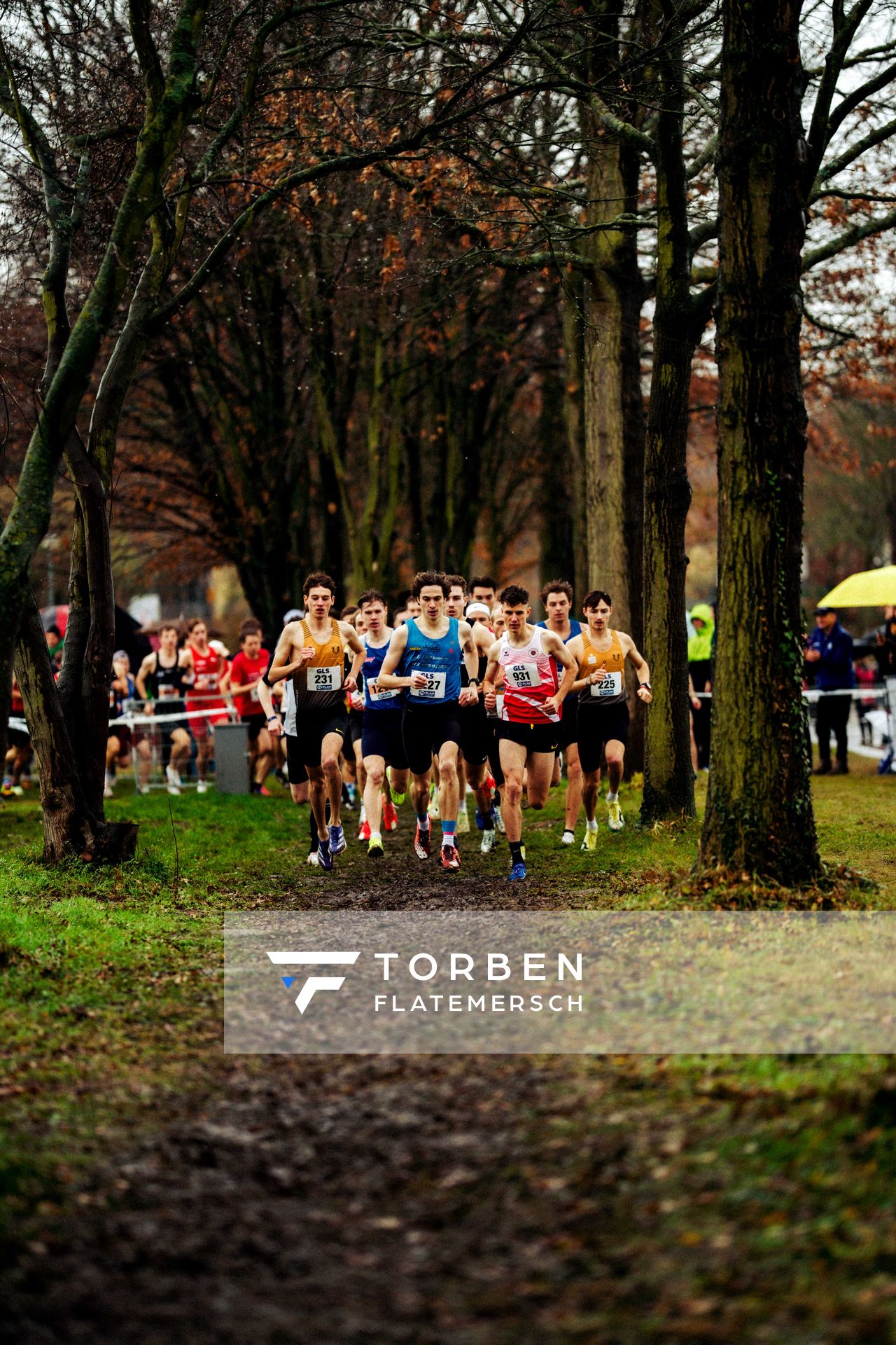 Nick Jäger (LSC Höchstadt/Aisch), Felix Friedrich (Dresdner SC 1898), Maximilian Berger (LSC Höchstadt/Aisch) bei den Deutschen Meisterschaften im Crosslauf auf dem Sportgelände Bürgerpark Nord am 30.11.2025 in Darmstadt