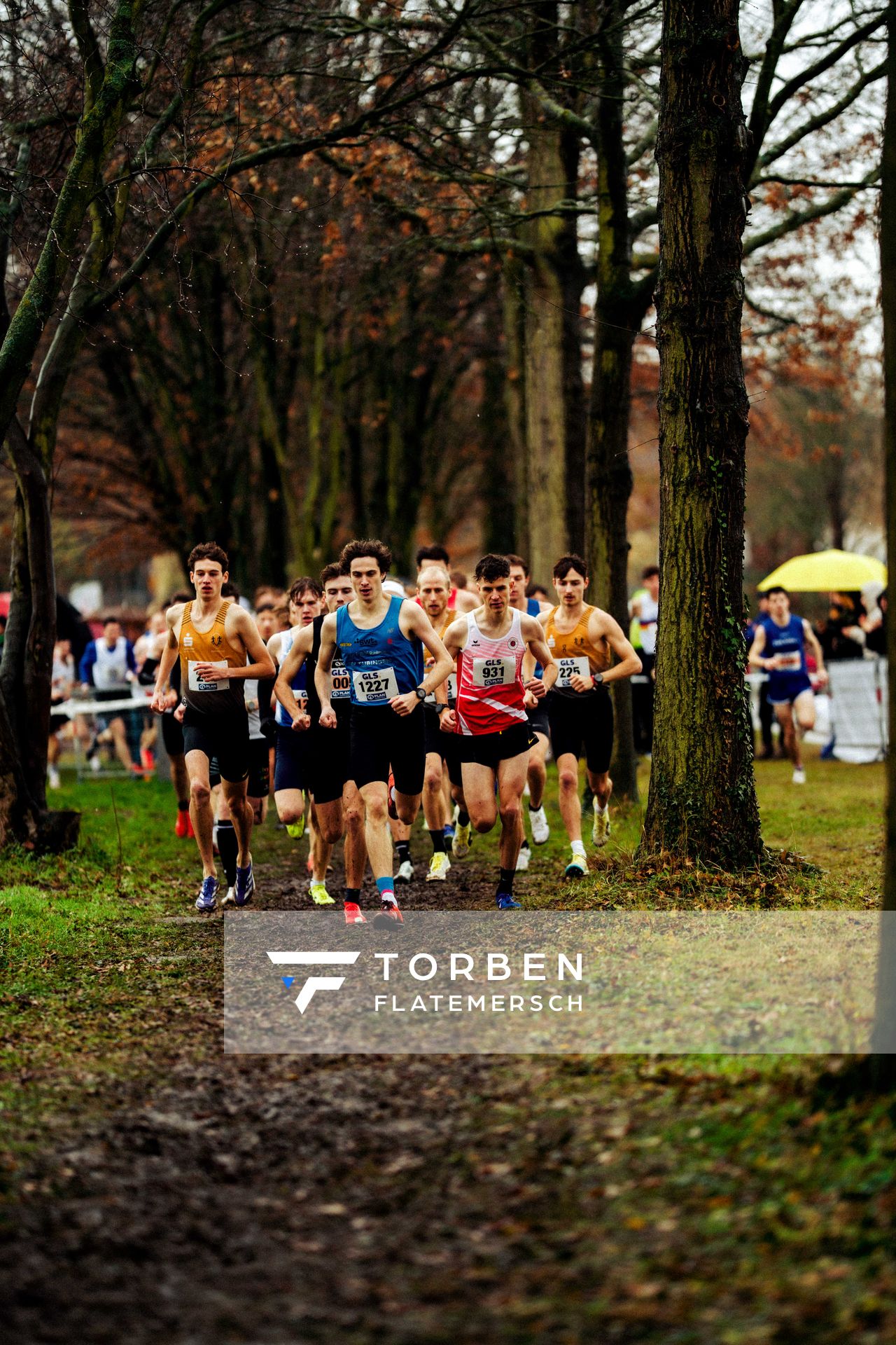 Nick Jäger (LSC Höchstadt/Aisch), Felix Friedrich (Dresdner SC 1898), Maximilian Berger (LSC Höchstadt/Aisch) bei den Deutschen Meisterschaften im Crosslauf auf dem Sportgelände Bürgerpark Nord am 30.11.2025 in Darmstadt