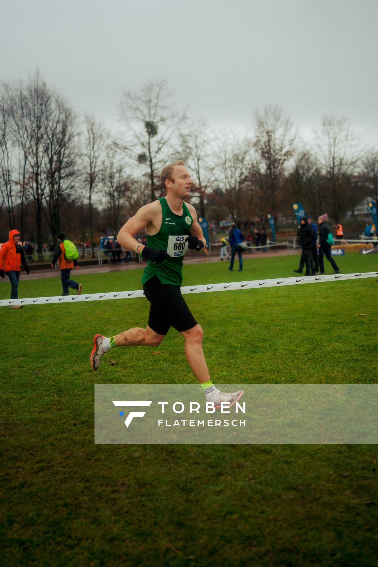 Clemens Ostrowski (VfL Wolfsburg) im Lauf L10 - Männer, U23 Langstrecke bei den Deutschen Meisterschaften im Crosslauf auf dem Sportgelände Bürgerpark Nord am 30.11.2025 in Darmstadt