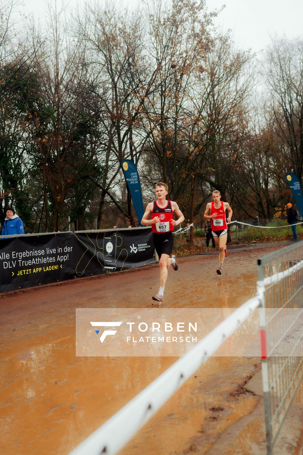 Linus Vennemann (LG Osnabrück), Max Dieterich (LG Braunschweig) im Lauf L10 - Männer, U23 Langstrecke bei den Deutschen Meisterschaften im Crosslauf auf dem Sportgelände Bürgerpark Nord am 30.11.2025 in Darmstadt