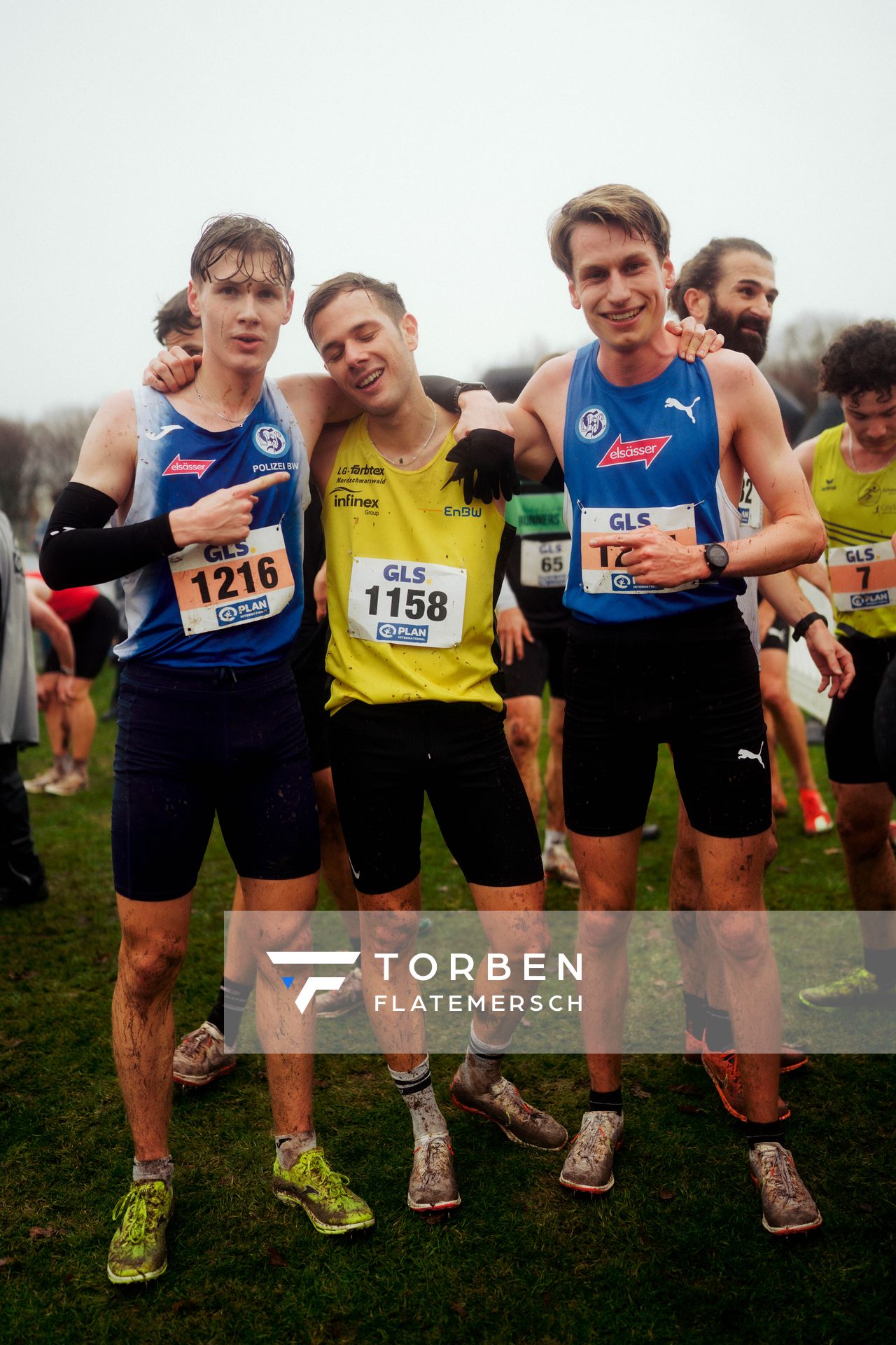 Kurt Lauer (VfL Sindelfingen), Henri Hansert (LG farbtex Nordschwarzwald) Tim Hofmann (VfL Sindelfingen) im Lauf L10 - Männer, U23 Langstrecke bei den Deutschen Meisterschaften im Crosslauf auf dem Sportgelände Bürgerpark Nord am 30.11.2025 in Darmstadt