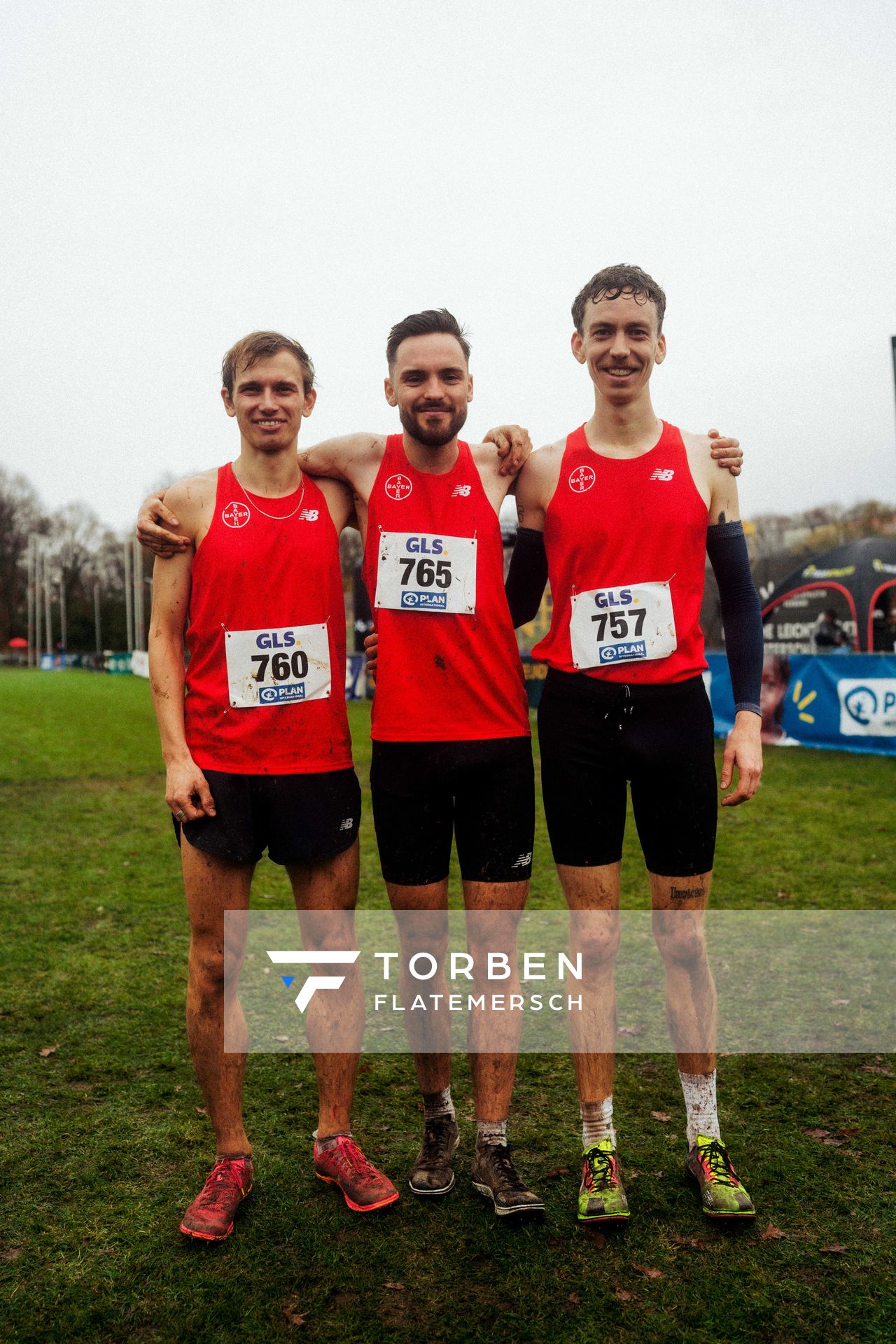 Linus Korsmeier (TSV Bayer 04 Leverkusen), Max Nores (TSV Bayer 04 Leverkusen), Jonas Humke (TSV Bayer 04 Leverkusen) bei den Deutschen Meisterschaften im Crosslauf auf dem Sportgelände Bürgerpark Nord am 30.11.2025 in Darmstadt