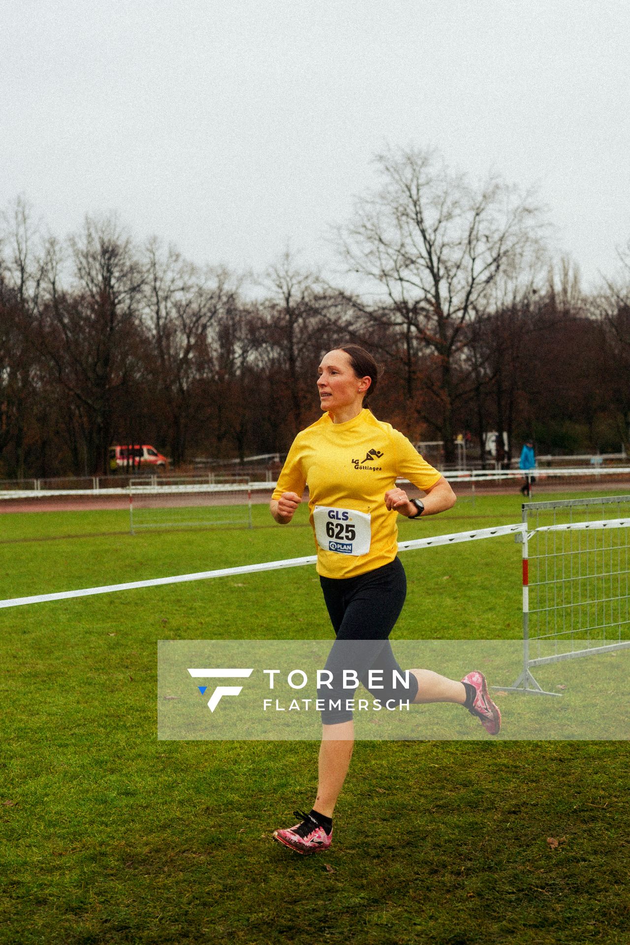 Alexandra Müller-Scholz (LG Göttingen) bei den Deutschen Meisterschaften im Crosslauf auf dem Sportgelände Bürgerpark Nord am 30.11.2025 in Darmstadt