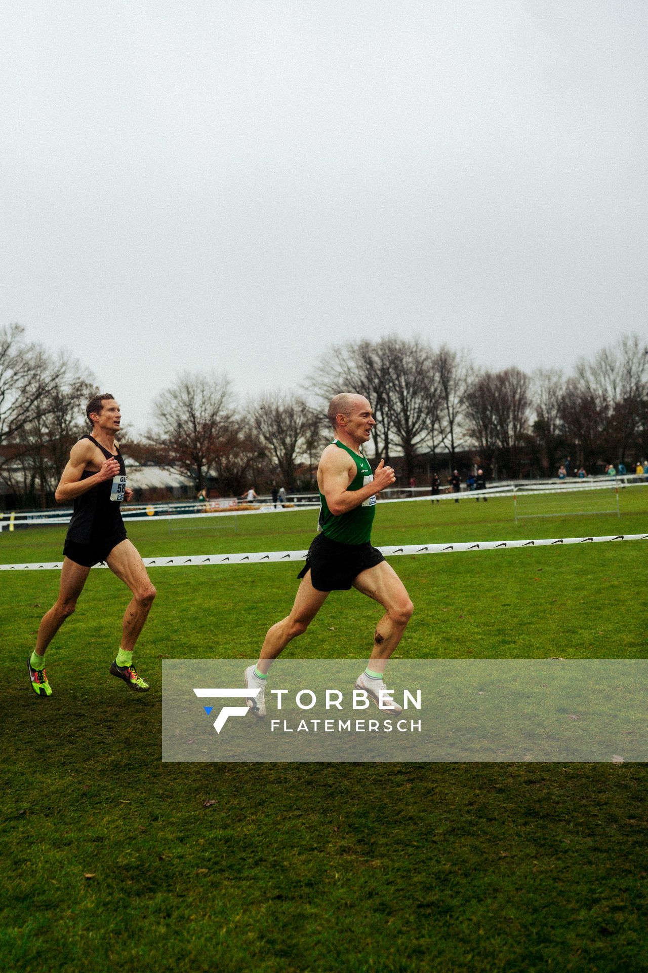 Matthias Weippert (TC Fiko Rostock), Valentin Harwardt (VfL Wolfsburg) im Lauf L12 - M35 - M45 Langstrecke bei den Deutschen Meisterschaften im Crosslauf auf dem Sportgelände Bürgerpark Nord am 30.11.2025 in Darmstadt