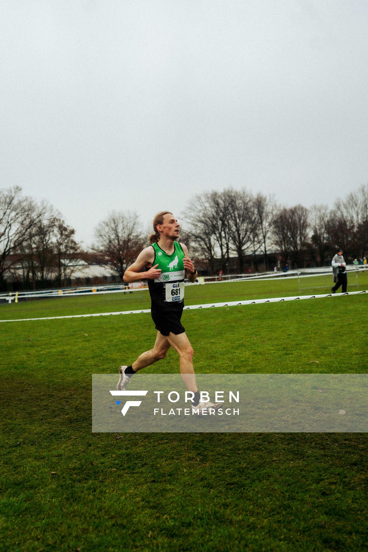 Chris Schulze (VfL Wolfsburg) bei den Deutschen Meisterschaften im Crosslauf auf dem Sportgelände Bürgerpark Nord am 30.11.2025 in Darmstadt