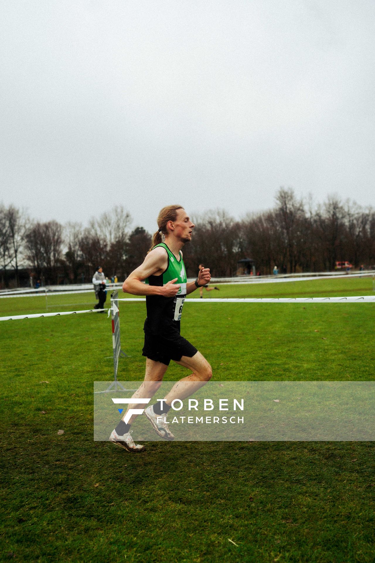 Chris Schulze (VfL Wolfsburg) bei den Deutschen Meisterschaften im Crosslauf auf dem Sportgelände Bürgerpark Nord am 30.11.2025 in Darmstadt