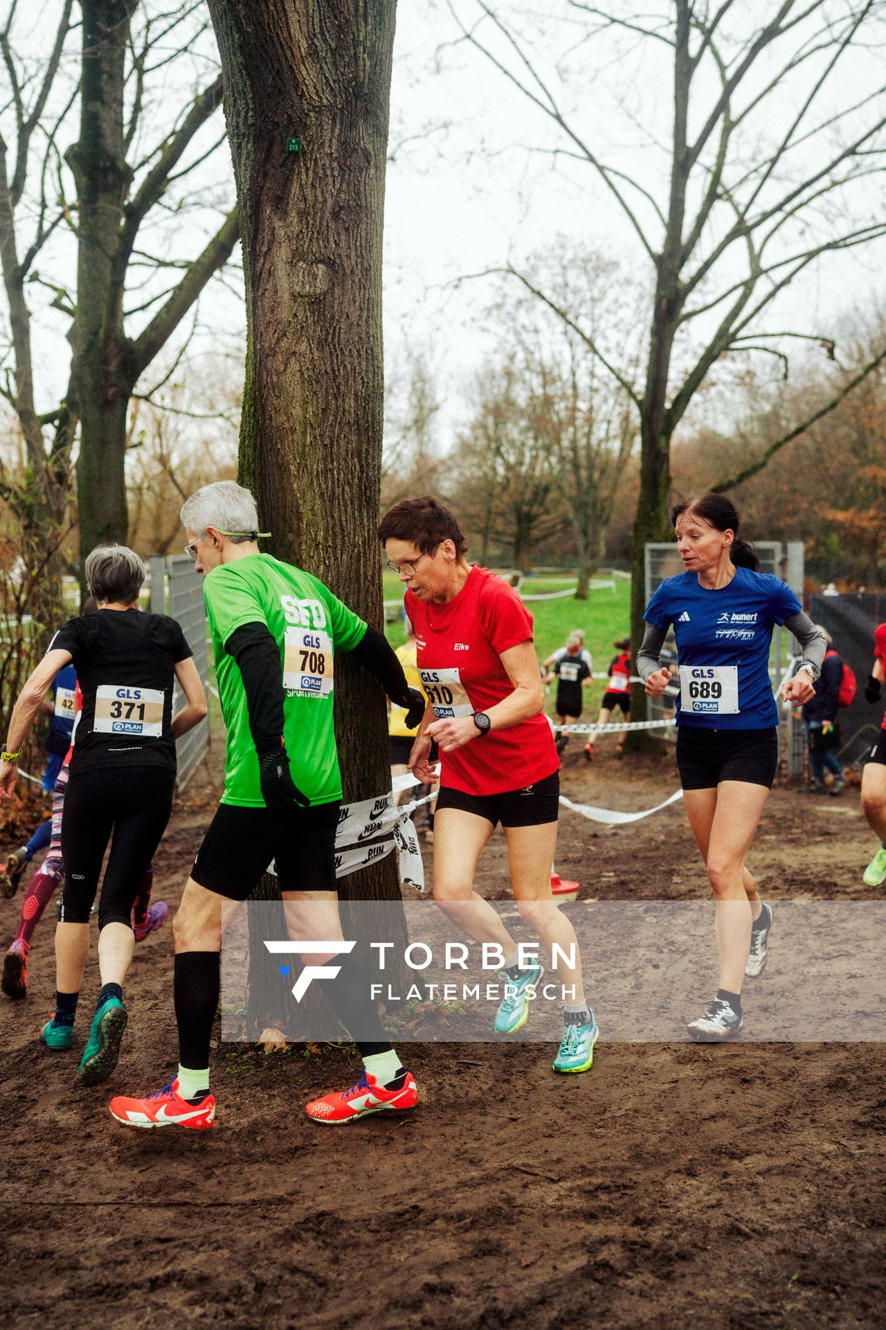 Elke Bussmann (OSC Damme) im Lauf L13 - M65-M90, W50-W90 bei den Deutschen Meisterschaften im Crosslauf auf dem Sportgelände Bürgerpark Nord am 30.11.2025 in Darmstadt