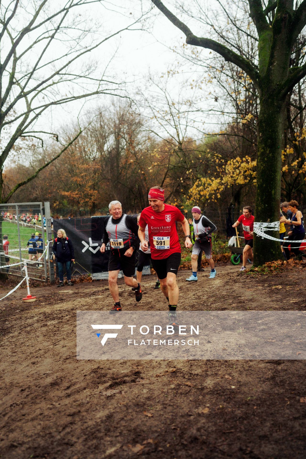 Albert Bartle (LAC Essingen), Peter Bekermann (TuS Bersenbrück) im Lauf L13 - M65-M90, W50-W90 bei den Deutschen Meisterschaften im Crosslauf auf dem Sportgelände Bürgerpark Nord am 30.11.2025 in Darmstadt