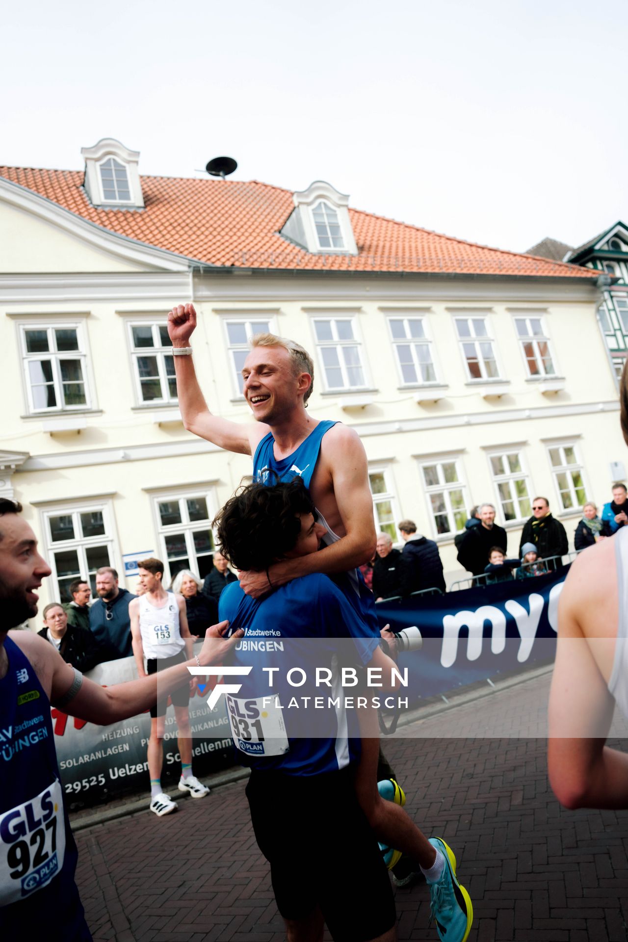 Nils Voigt (TV Wattenscheid 01) wird getragen von Tim Assmann (LAV Stadtwerke Tübingen) am 08.03.2026 bei den Deutschen Meisterschaften 10 km Straße in Uelzen