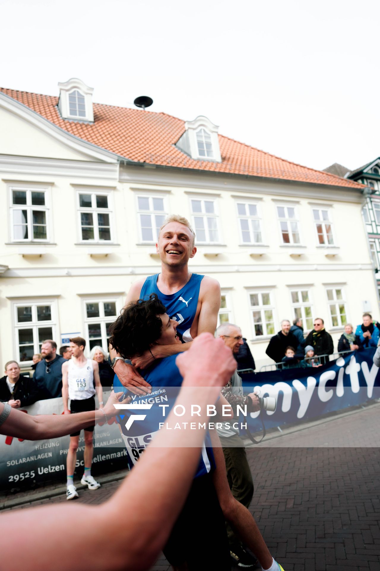 Nils Voigt (TV Wattenscheid 01) wird getragen von Tim Assmann (LAV Stadtwerke Tübingen)  am 08.03.2026 bei den Deutschen Meisterschaften 10 km Straße in Uelzen