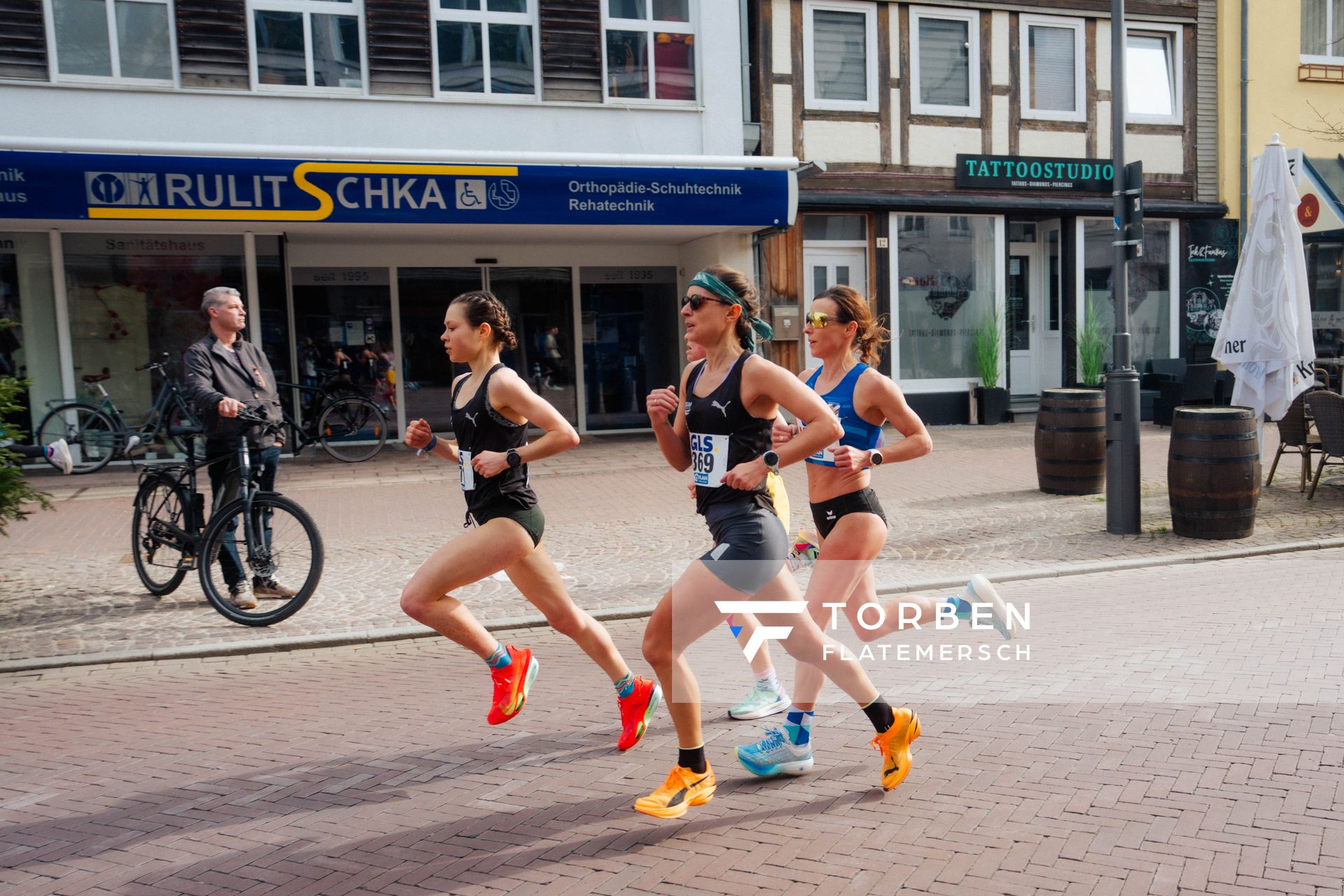 Julia Franke (Laufteam Hamburg), Sabrina Mockenhaupt-Gregor (Tomerdinger LV) am 08.03.2026 bei den Deutschen Meisterschaften 10 km Straße in Uelzen