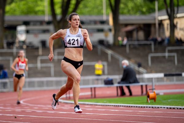 Lena Naumann (LT DSHS Koeln) ueber 400m am 11.07.2020 waehrend dem Backontrack-Meeting in Dortmund