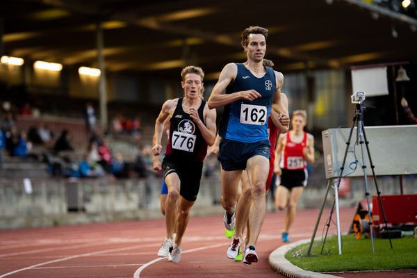 Fabian Spinrath (LAV Bayer Uerdingen/Dormagen) vor Jaap Gerben Vellinga (GSAV Vitalis) ueber 1500m am 11.07.2020 waehrend dem Backontrack-Meeting in Dortmund