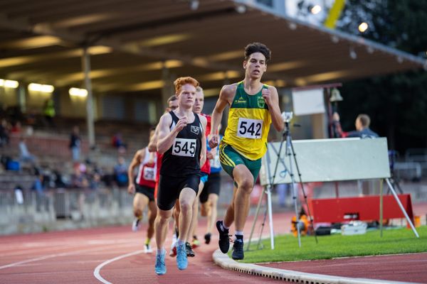 Luca Hoffmann (TLV Germania Ueberruhr) vor Luca Hesemann (Troisdorfer LG) ueber 1500m am 11.07.2020 waehrend dem Backontrack-Meeting in Dortmund