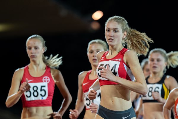 Rahel Broemmel (SV Sonsbeck) ueber 1500m am 11.07.2020 waehrend dem Backontrack-Meeting in Dortmund