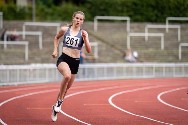 Sarina Brockmann (LG Buende-Loehne) ueber 200m am 11.07.2020 waehrend dem Backontrack-Meeting in Dortmund