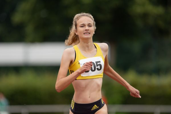 Xenia Krebs (VfL Loeningen) ueber 800m am 22.07.2020 waehrend dem Meller Laeufermeeting