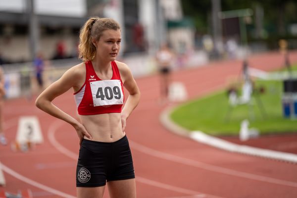 Jana Rohling (LG Osnabrueck) vor dem 400m Start am 22.07.2020 waehrend dem Meller Laeufermeeting