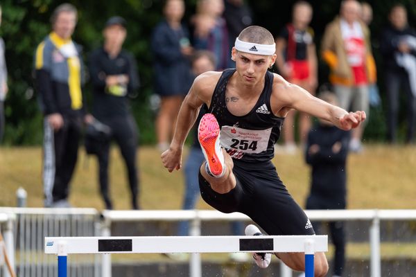 Constantin Preis (VfL Sindelfingen) ueber 400m Huerden am 26.07.2020 waehrend der Sparkassen Gala in Regensburg