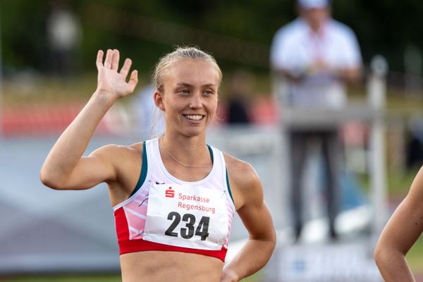 Vera Hoffmann (LC Rehlingen) vor dem 800m Start am 26.07.2020 waehrend der Sparkassen Gala in Regensburg