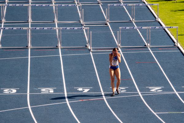 Pamela Dutkiewicz (TV Wattenscheid 01) bleibt an der Huerde haengen am 08.08.2020 waehrend den deutschen Leichtathletik-Meisterschaften 2020 im Eintracht-Stadion in Braunschweig