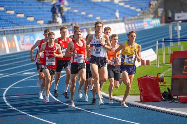 1500m mit Kilian Gruenhagen (LG Braunschweig), Felix Wammetsberger (LG Region Karlsruhe), Lukas Abele (SSC Hanau-Rodenbach), Maximilian Pingpank (Hannover Athletics), Marc Tortell (Athletics Team Karben) am 09.08.2020 waehrend den deutschen Leichtathletik-Meisterschaften 2020 im Eintracht-Stadion in Braunschweig an Tag 2 (Nachmittags-Session)