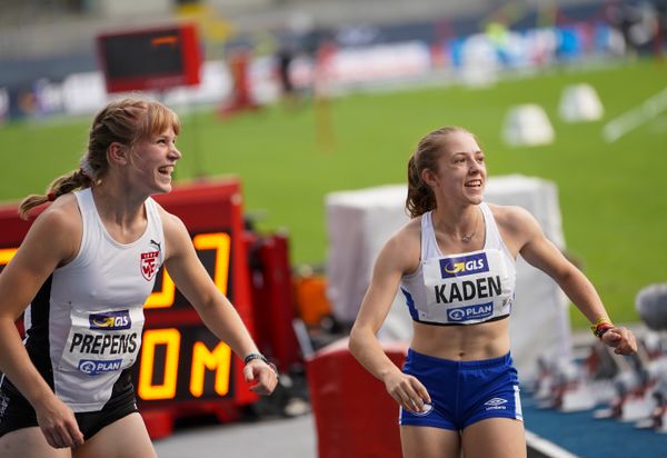 Talea Prepens (TV Cloppenburg) und Lilly Kaden (FC Schalke 04) freuen sich nach dem 200m Finale am 09.08.2020 waehrend den deutschen Leichtathletik-Meisterschaften 2020 im Eintracht-Stadion in Braunschweig an Tag 2 (Nachmittags-Session)