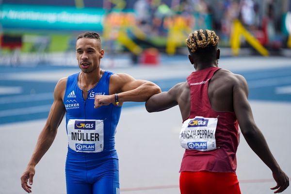 Corona-Check: Deutscher Meister Steven Mueller (LG OVAG Friedberg-Fauerbach) und Lucas Peprah Ansah (Hamburger SV) am 09.08.2020 waehrend den deutschen Leichtathletik-Meisterschaften 2020 im Eintracht-Stadion in Braunschweig an Tag 2 (Nachmittags-Session)