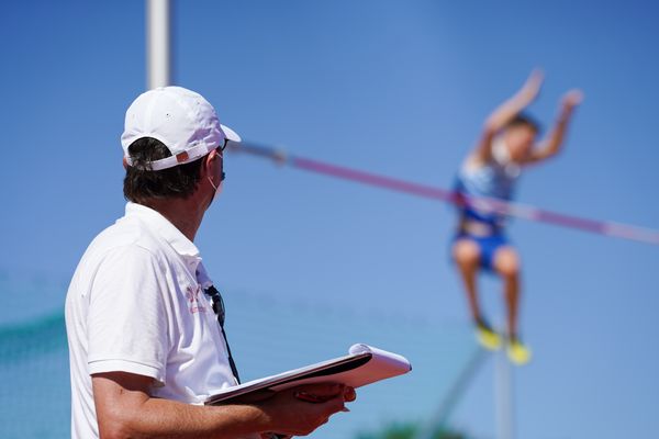 Impressionen: Der Kampfrichter schaut genau hin beim Stabhochsprung ;Deutsche Leichtathletik-Mehrkampfmeisterschaften (Tag 1) am 21.08.2020 in Vaterstetten (Bayern)