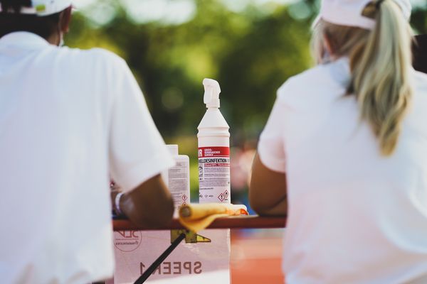 Impression: Ueberall zu finden: Desinfektionsmittel. Hier beim Hochsprung; Deutsche Leichtathletik-Mehrkampfmeisterschaften (Tag 1) am 21.08.2020 in Vaterstetten (Bayern)