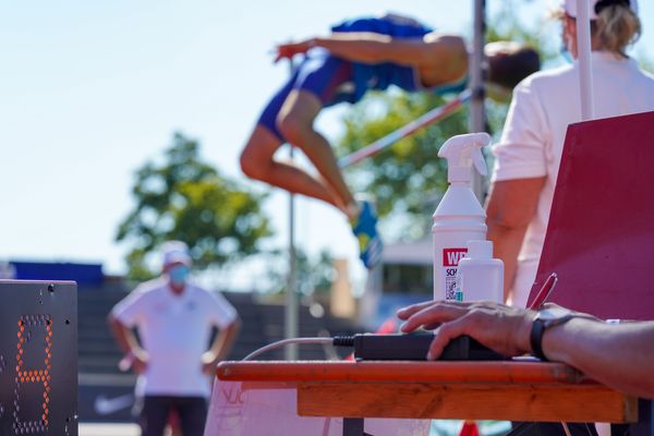 Impression: Ueberall zu finden: Desinfektionsmittel. Hier beim Hochsprung; Deutsche Leichtathletik-Mehrkampfmeisterschaften (Tag 1) am 21.08.2020 in Vaterstetten (Bayern)