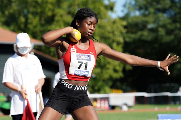 Nina Ndubuisi (SG Schorndorf 1846) beim Kugelstossen ;Deutsche Leichtathletik-Mehrkampfmeisterschaften (Tag 1) am 21.08.2020 in Vaterstetten (Bayern)