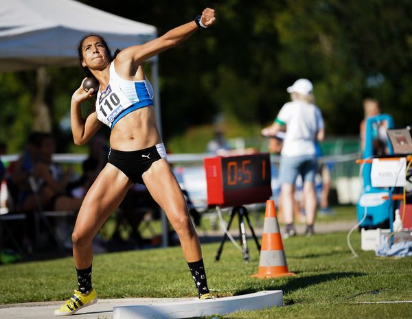 Alyssa Tagbo (TV Gladbeck 1912) beim Kugelstossen ;Deutsche Leichtathletik-Mehrkampfmeisterschaften (Tag 1) am 21.08.2020 in Vaterstetten (Bayern)