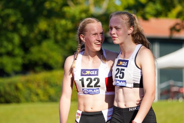 Lill Wolf (VfB Stuttgart 1893) und Tabea Eitel (LG Filder) nach dem 100m Lauf;Deutsche Leichtathletik-Mehrkampfmeisterschaften (Tag 1) am 21.08.2020 in Vaterstetten (Bayern)