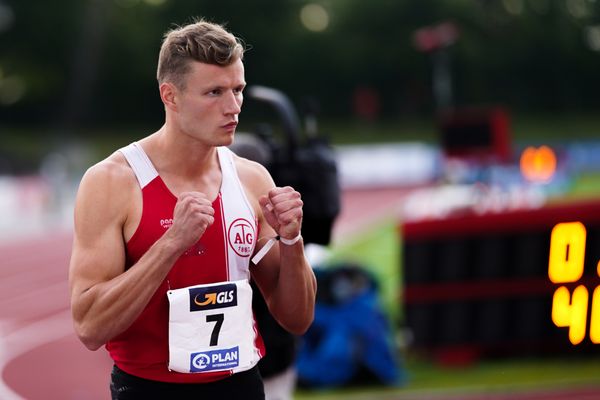 Nico Beckers (Aachener TG) vor dem 400m Lauf; Deutsche Leichtathletik-Mehrkampfmeisterschaften (Tag 2) am 22.08.2020 in Vaterstetten (Bayern)