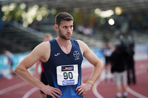 Jan Ruhrmann (LAV Bayer Uerdingen/Dormagen) vor dem 400m Lauf; Deutsche Leichtathletik-Mehrkampfmeisterschaften (Tag 2) am 22.08.2020 in Vaterstetten (Bayern)