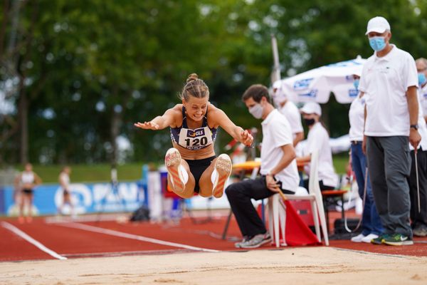 Leonie Weindorf (USC Mainz) beim Weitsprung; Deutsche Leichtathletik-Mehrkampfmeisterschaften (Tag 3) am 23.08.2020 in Vaterstetten (Bayern)