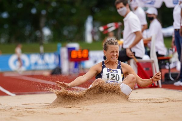 Leonie Weindorf (USC Mainz) beim Weitsprung; Deutsche Leichtathletik-Mehrkampfmeisterschaften (Tag 3) am 23.08.2020 in Vaterstetten (Bayern)