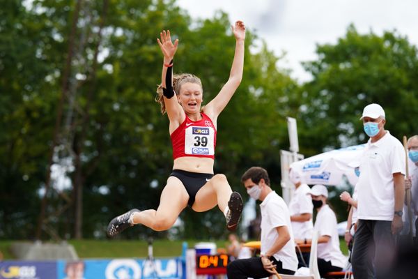 Pauline Hillebrand (TSV Bayer 04 Leverkusen) beim Weitsprung; Deutsche Leichtathletik-Mehrkampfmeisterschaften (Tag 3) am 23.08.2020 in Vaterstetten (Bayern)