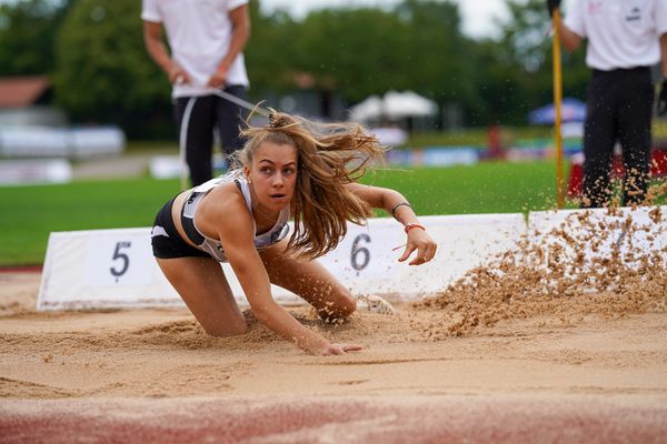 Kathrin Baur (SSV Ulm 1846) beim Weitsprung; Deutsche Leichtathletik-Mehrkampfmeisterschaften (Tag 3) am 23.08.2020 in Vaterstetten (Bayern)
