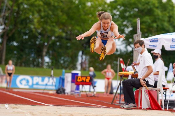 Sarah Gilles (LAZ Zweibruecken) beim Weitsprung; Deutsche Leichtathletik-Mehrkampfmeisterschaften (Tag 3) am 23.08.2020 in Vaterstetten (Bayern)