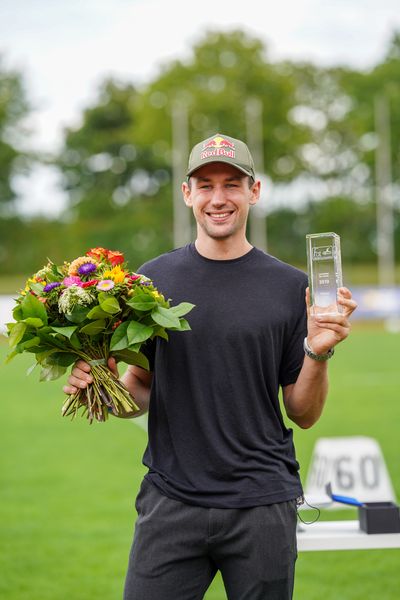 Niklas Kaul (USC Mainz) bei der Ehrung für den Sportler des Jahres 2019; Deutsche Leichtathletik-Mehrkampfmeisterschaften (Tag 3) am 23.08.2020 in Vaterstetten (Bayern)